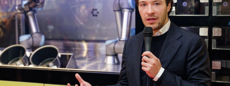 Circus-Gründer Bullwinkel spricht bei der Vorstellung des Kochroboters CA-1 in einem Rewe-Markt. (Archivbild)  - Foto: Henning Kaiser/dpa