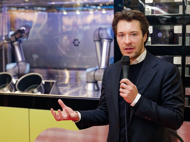 Circus-Gründer Bullwinkel spricht bei der Vorstellung des Kochroboters CA-1 in einem Rewe-Markt. (Archivbild)  - Foto: Henning Kaiser/dpa