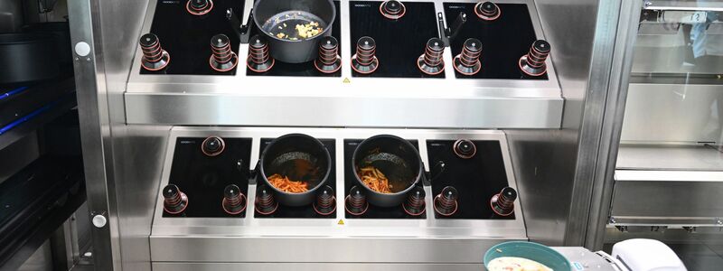 Ein Goodbytz-Roboter bereitet im Universitätsklinikum in Tübingen Essen zu. (Archivbild)  - Foto: Bernd Weißbrod/dpa