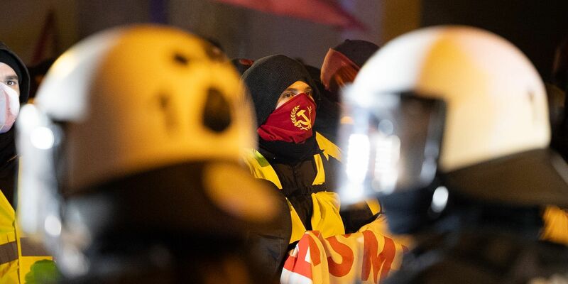 Proteste in und um Gießen mit Blockaden verzögern die Anreise von AfDlern zum Gründungskongress der neuen Parteijugend.  - Foto: Lando Hass/dpa
