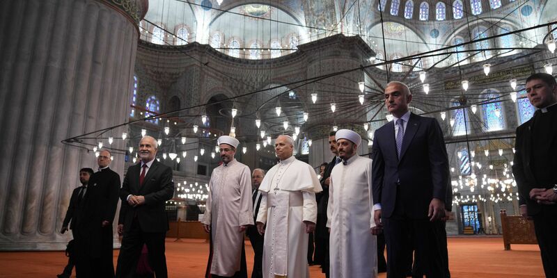 Der Papst besucht die Blaue Moschee in Istanbul - und will damit ein Zeichen für den interreligiösen Dialog setzen.  - Foto: Domenico Stinellis/AP/dpa