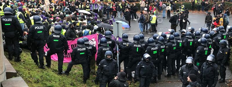 Eine unangemeldete Demonstration an der Konrad-Adenauer-Brücke. - Foto: Christine Schultze/dpa