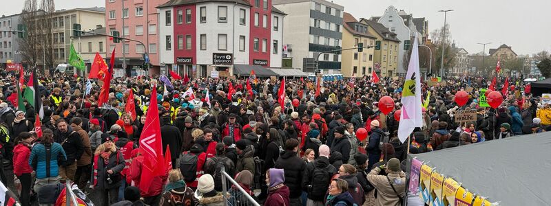 Die Demonstration der Gewerkschaften.  - Foto: Michael Brandt/dpa