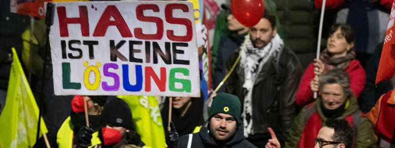 Teilnehmer unterschiedlicher Organisationen protestieren in Gießen gegen die Gründungsversammlung der neuen AfD-Jugendorganisation. - Foto: Boris Roessler/dpa