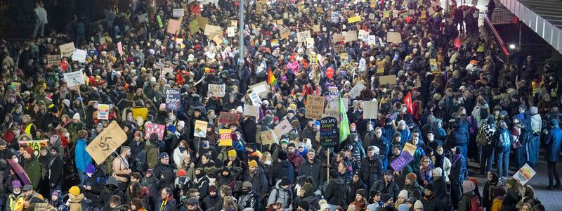 Unterschiedliche Organisationen protestieren gegen die neue AfD-Jugendorganisation. - Foto: Boris Roessler/dpa