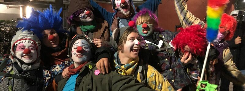 Auch am Bahnhof versammelten sich Protestierende. - Foto: Christine Schultze/dpa