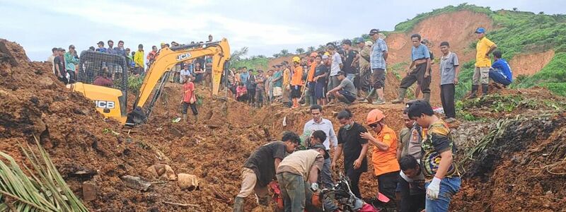 Rettungskräfte in Nordsumatra suchen nach Opfern. - Foto: Uncredited/BASARNAS/AP/dpa