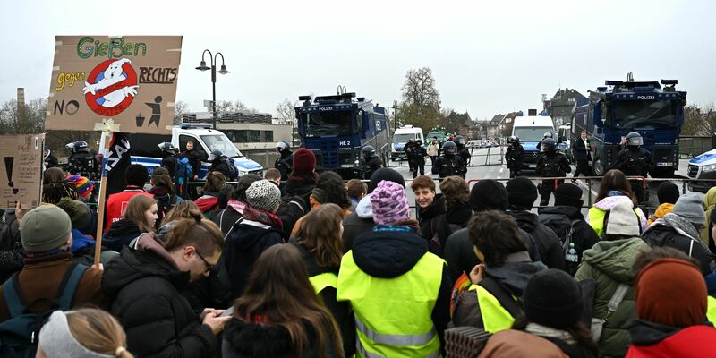 Erste Verletzte erreichen das Uniklinikum.  - Foto: Michael Brandt/dpa
