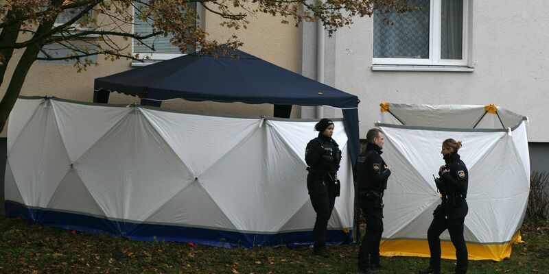 Ein Mädchen ist in Bremen aus einem Fenster gestürzt und den Verletzungen erlegen. - Foto: Kai Moorschlatt/dpa