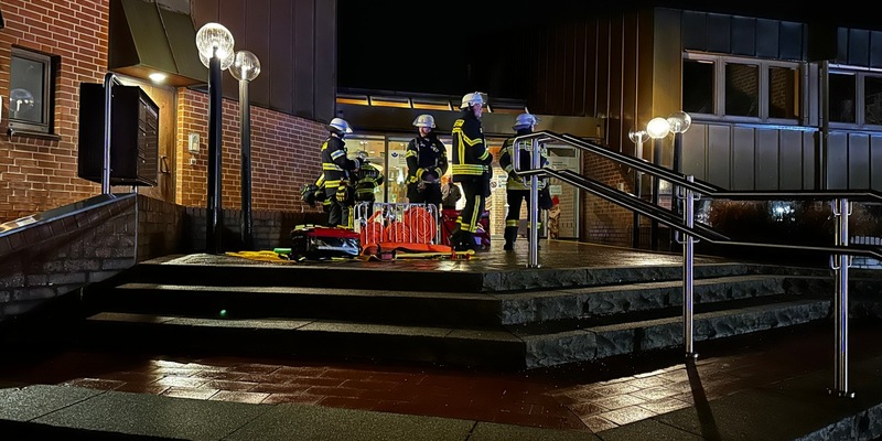 FW Hennef: B 4 Gebäude in Hochschule; Sirenenalarm - Foto: presseportal.de