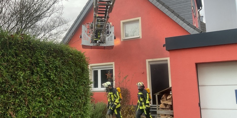FW-BO: Feuer in einem Einfamilienhaus in Bochum-Grumme, Teenager über Drehleiter gerettet - Foto: presseportal.de