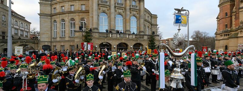Vor dem Chemnitzer Opernhaus stellen sich Teilnehmer der großen Bergparade zum Abschluss des Kulturhauptstadtjahres auf. - Foto: Hendrik Schmidt/dpa