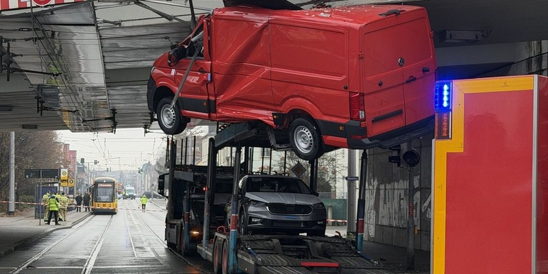 FW Dresden: Feuerwehr Dresden beseitigt gefährliche Lage nach Unfall unter Brücke - Foto: presseportal.de