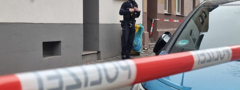 Der Tatort wurde mit Flatterband abgesperrt. - Foto: Patrick Schüller/dpa