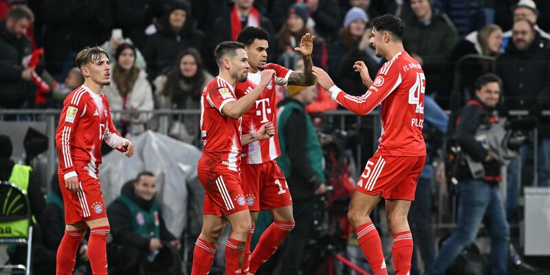 Vor dem Anpfiff verabschiedeten die Bayern-Bosse den langjährigen Bayern-Profi Kingsley Coman (2.vl). - Foto: Sven Hoppe/dpa