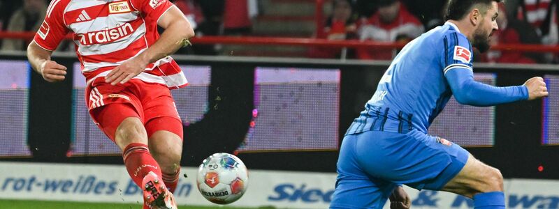 Berlins Torschütze Rani Khedira im Duell mit dem Heidenheimer Adrian Beck. - Foto: Soeren Stache/dpa