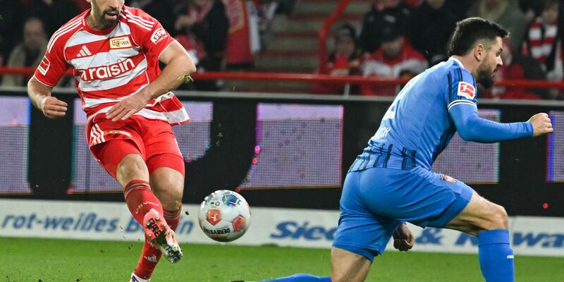 Kampf prägte die Partie. Heidenheims Marvin Pieringer (l) und Niklas Dorsch stoppen Unions Danilho Doekhi. - Foto: Soeren Stache/dpa