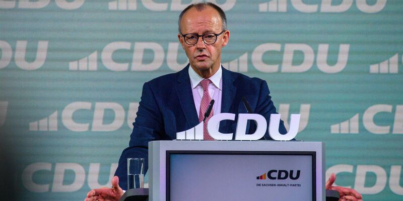 Bundeskanzler Friedrich Merz (CDU) betrachtet es als Glück und Zufall, im Westen geboren und aufgewachsen zu sein.  - Foto: Klaus-Dietmar Gabbert/dpa