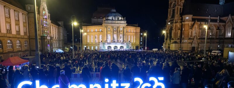 Zum Abschluss wird gemeinsam gesungen: In Chemnitz ist am Samstag das Kulturhauptstadtjahr offiziell verabschiedet worden. - Foto: Hendrik Schmidt/dpa