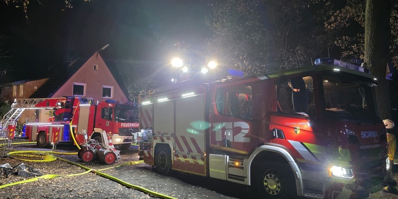 FW-GLA: Feuerwehr Gladbeck unterstützt mit Speziallöschtechnik bei Dachstuhlbrand in Waltrop - Foto: presseportal.de