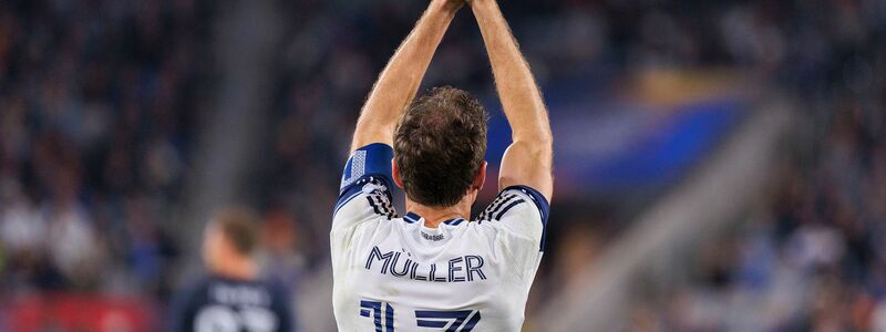 Applaus für 200 mitgereiste Fans aus Vancouver - mehr Karten gab es nicht für die Kanadier. - Foto: Javier Rojas/PI via ZUMA Press Wire/dpa