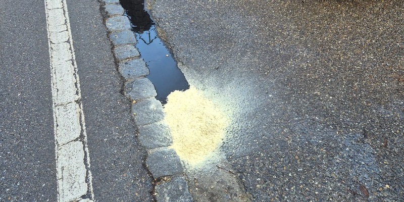 FW Stockach: G1 Ölspur außerorts - Foto: presseportal.de