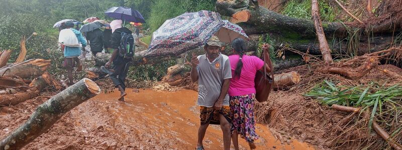 Viele Regionen kämpfen mit Erdrutschen. - Foto: Lakshmen Neelawathura/AP/dpa