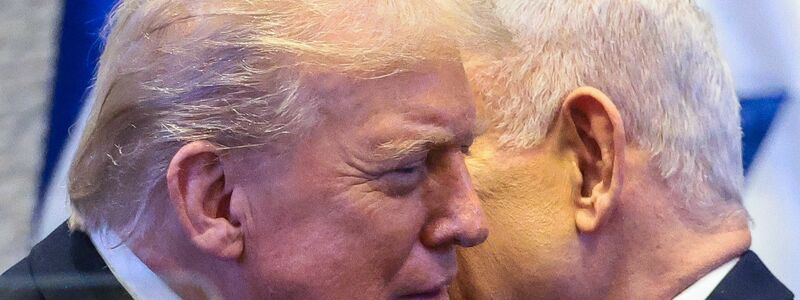 US-Präsident Donald Trump spricht bei seinem Besuch in Israels Parlament mit dem Ministerpräsidenten Benjamin Netanjahu. (Archivbild) - Foto: Evelyn Hockstein/Pool Reuters/AP/dpa