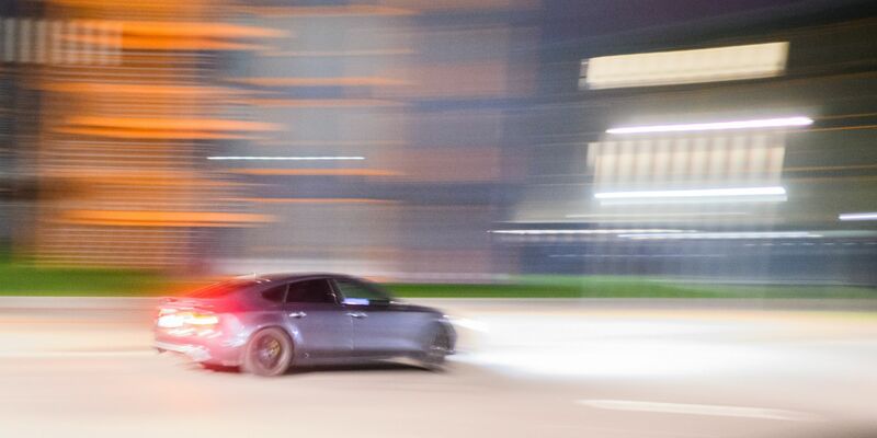 Etliche Teilnehmer des Tuning-Treffens sollen die eintreffende Polizei angegriffen haben. (Symbolbild) - Foto: Julian Stratenschulte/dpa