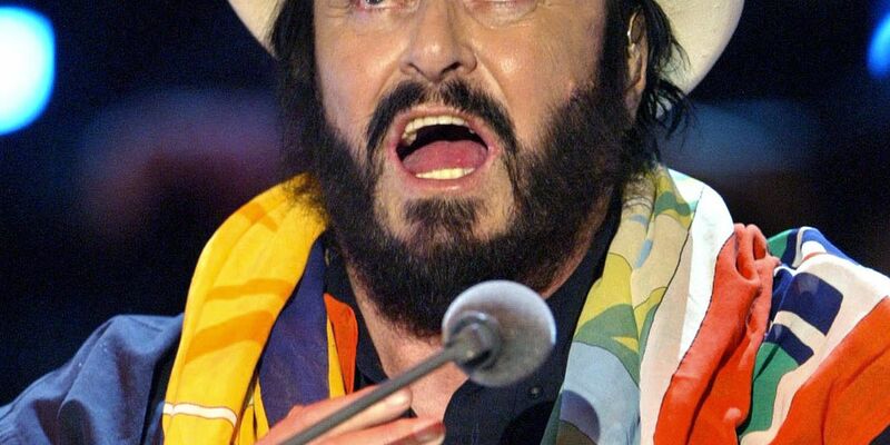 Der echte Luciano Pavarotti - 2003 bei einem «Wetten, dass..?»-Auftritt. (Archivbild) - Foto: Uli Deck/dpa-pool/dpa