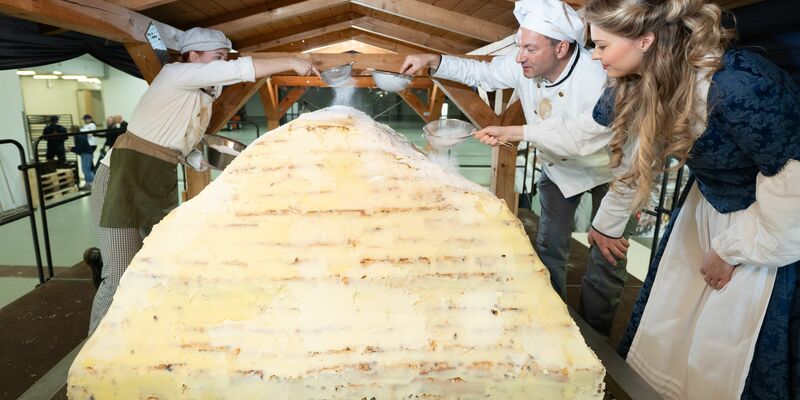 Reichlich Butter, Zucker und Puderzucker kamen dazu. - Foto: Sebastian Kahnert/dpa