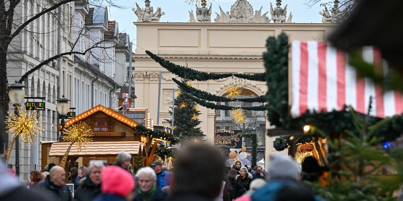 Der Einzelhandel erwartet für das diesjährige Weihnachtsgeschäft in den Monaten November und Dezember Umsätze in Höhe von 126,2 Milliarden Euro (Archivbild). - Foto: Soeren Stache/dpa/ZB