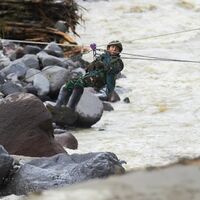 Erdrutsche und Sturzfluten haben schwere Schäden angerichtet. - Foto: Nazar Chaniago/AP/dpa