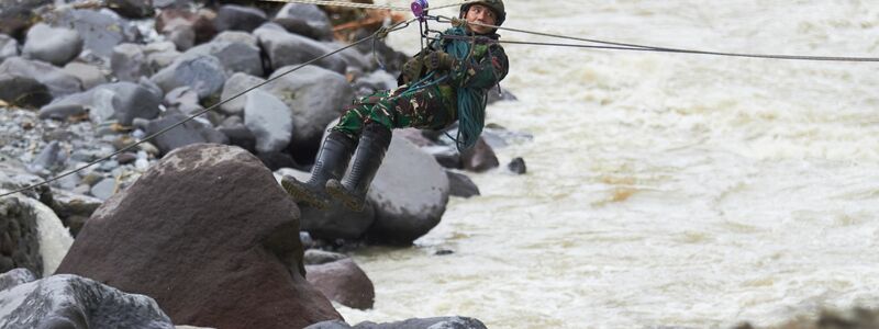 Rettungskräfte sind seit Tagen im Einsatz. - Foto: Nazar Chaniago/AP/dpa