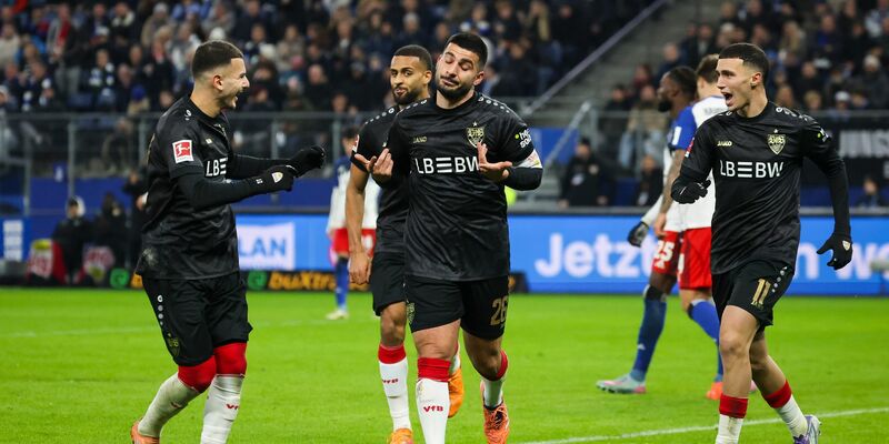 HSV-Profi Robert Glatzel (M) erzielt das 1:0 gegen Stuttgart. - Foto: Christian Charisius/dpa