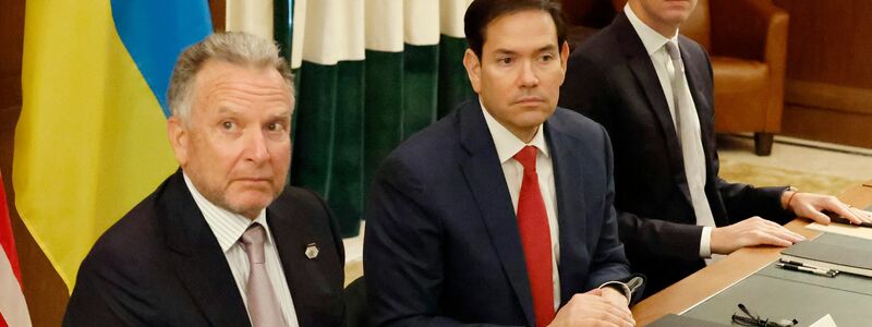Auf US-Seite verhandeln unter anderem Außenminister Marco Rubio (M.) und der Sondergesandte Steve Witkoff (l.). - Foto: Terry Renna/AP/dpa
