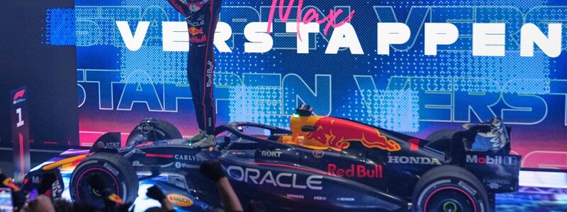 Der Weltmeister auf der Siegerbühne. - Foto: Altaf Qadri/AP/dpa