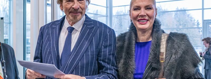 An Gottschalks Seite ist Ehefrau Karina. (Archivbild) - Foto: Armin Weigel/dpa
