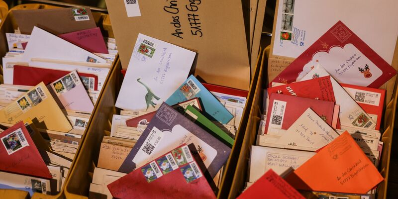 Die Briefe kommen aus aller Welt. - Foto: Oliver Berg/dpa