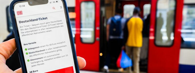 Das Deutschlandticket kostet künftig mehr. (Symbolbild) - Foto: Julian Stratenschulte/dpa