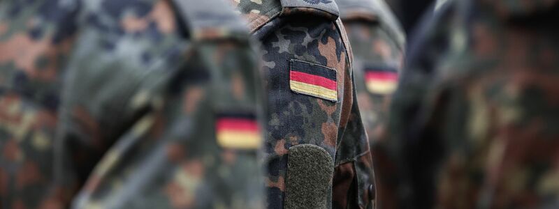 Junge Leute bekommen bald Post von der Bundeswehr. (Archivbild) - Foto: Hannes P. Albert/dpa