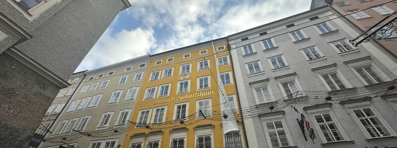 Blick auf das Geburtshaus von Mozart in der Getreidegasse in der Salzburger Altstadt. (Archivbild) - Foto: Gregor Tholl/dpa