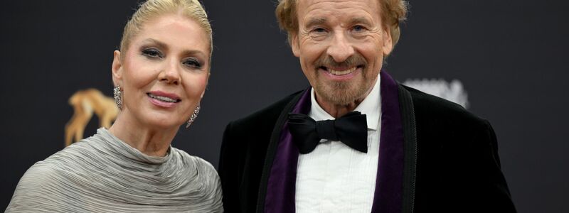 An Gottschalks Seite ist Ehefrau Karina. (Archivbild) - Foto: Felix Hörhager/dpa