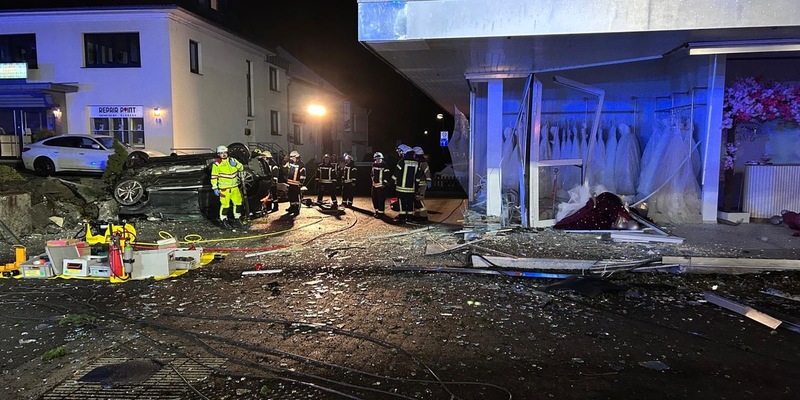 FF Olsberg: PKW durchfährt in Olsberg Schaufenster, 3 Männer schwer verletzt - Foto: presseportal.de
