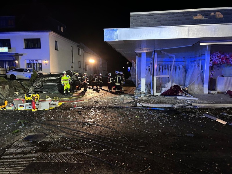 FF Olsberg: PKW durchfährt in Olsberg Schaufenster, 3 Männer schwer verletzt - Foto: presseportal.de