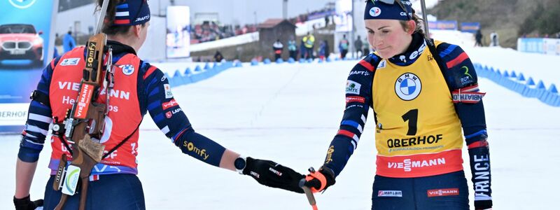 Eiszeit: Julia Simon und Justine Braisaz-Bouchet (r) beschränken ihren Kontakt auf ein Minimum. (Archivbild) - Foto: Martin Schutt/dpa