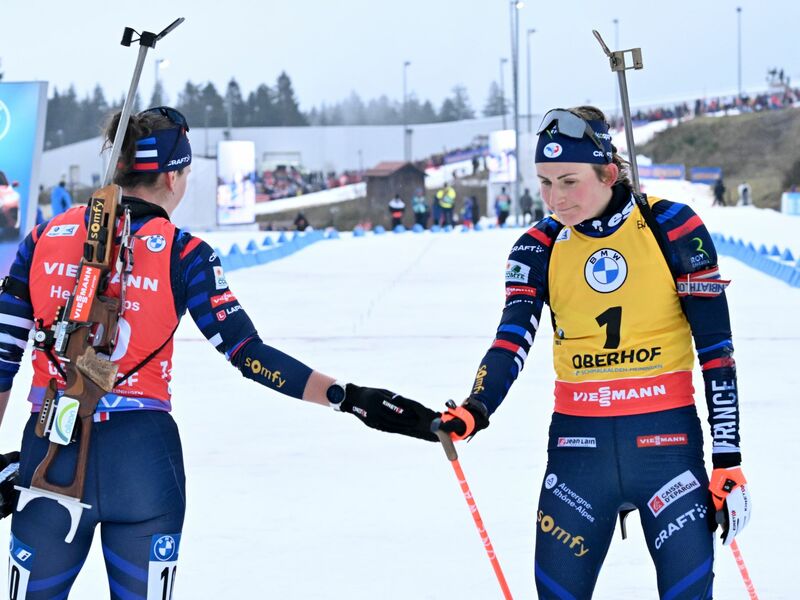 Eiszeit: Julia Simon und Justine Braisaz-Bouchet (r) beschränken ihren Kontakt auf ein Minimum. (Archivbild) - Foto: Martin Schutt/dpa