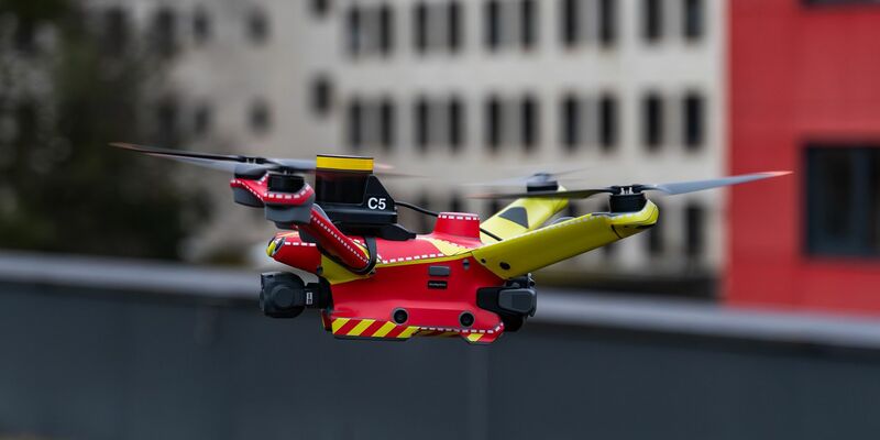 Automatisierte Drohnen sollen künftig Livebilder von Einsatzorten liefern - noch vor Eintreffen der Feuerwehr. (Handout) - Foto: Branddirektion München