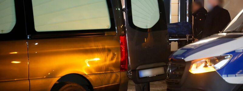 Bis in den Abend war die Spurensicherung am Samstag im Einsatz. - Foto: Henning Kaiser/dpa