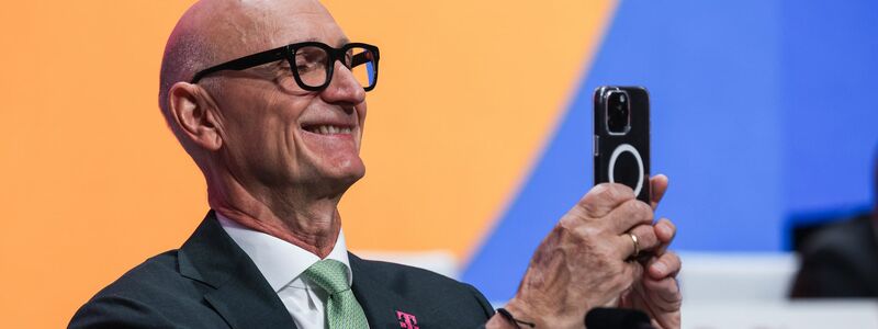 Telekom-Chef Tim Höttges peilt Investitionen in neue Rechenzentren an, um den Datenhunger im KI-Zeitalter zu stillen. (Archivbild) - Foto: Oliver Berg/dpa